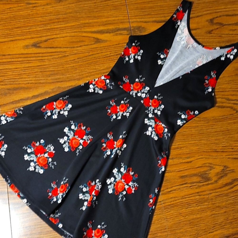 H&M - Floral Sleeveless Dress - Red Roses & Carnations - Picture 2 of 3